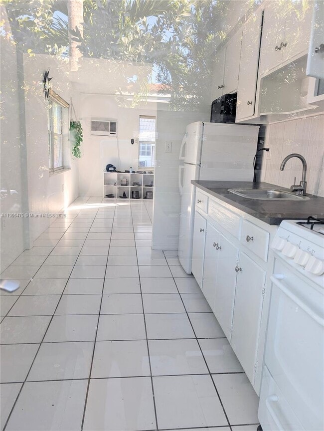 Building Photo - 1004 N 16th Ave