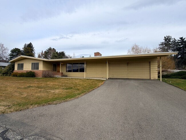 Foto del edificio - Country like setting! Spacious 3+ bed/ 1.5 bath house with garage, large yard, private deck and a...