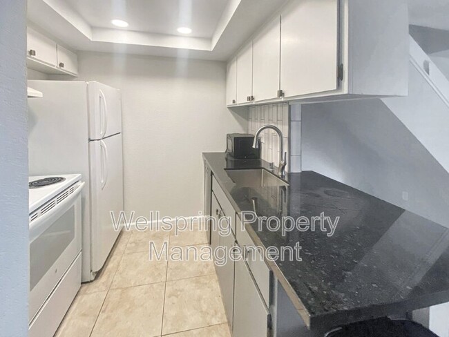 Building Photo - 1529 Pyrenees Ave