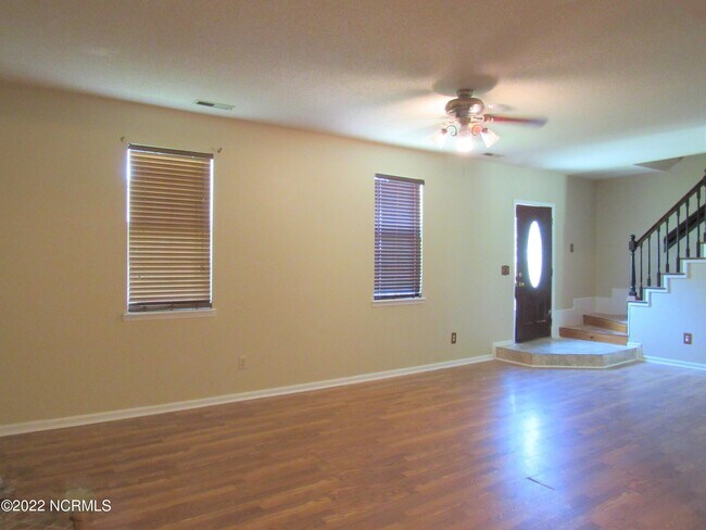 Foto del edificio - 208 Teakwood Pl