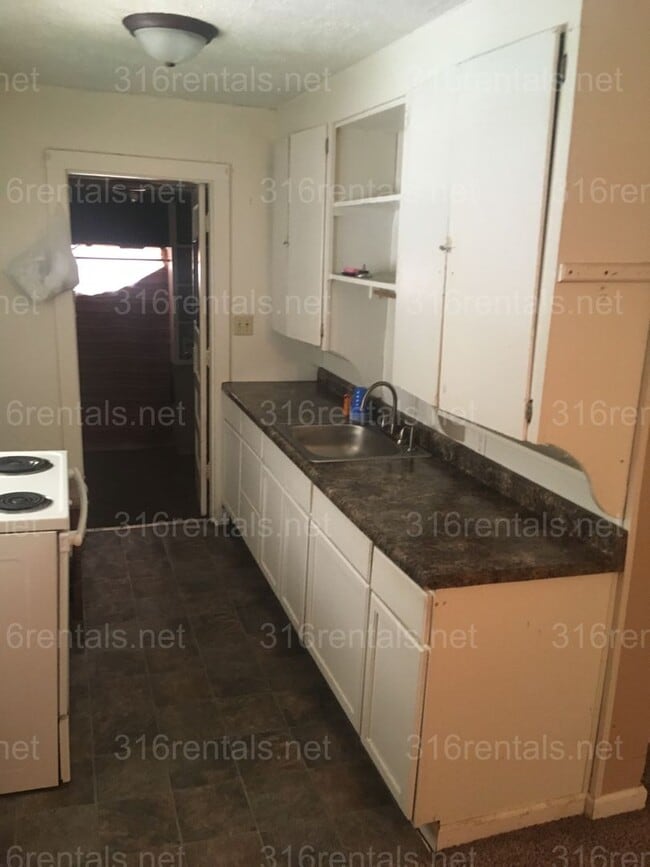 Building Photo - $875 - 2 bed 1 bath - Single Family Home