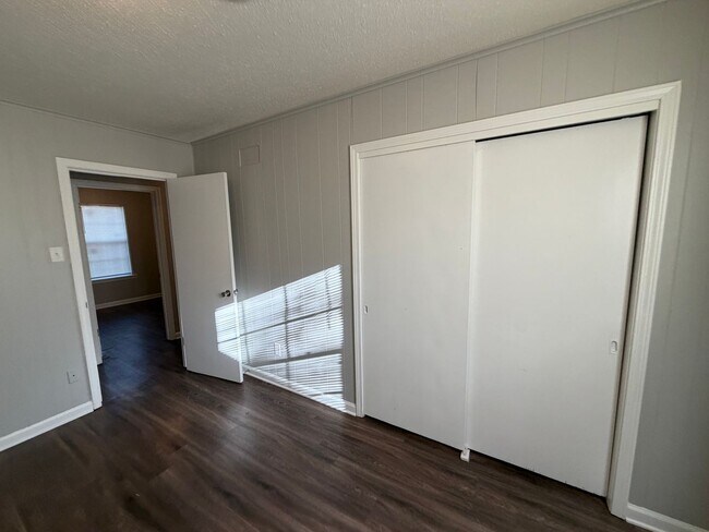 Building Photo - 6360 Greenbriar Dr