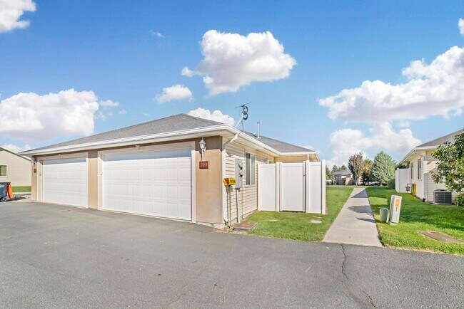 Foto del edificio - 209 Long Island Ave