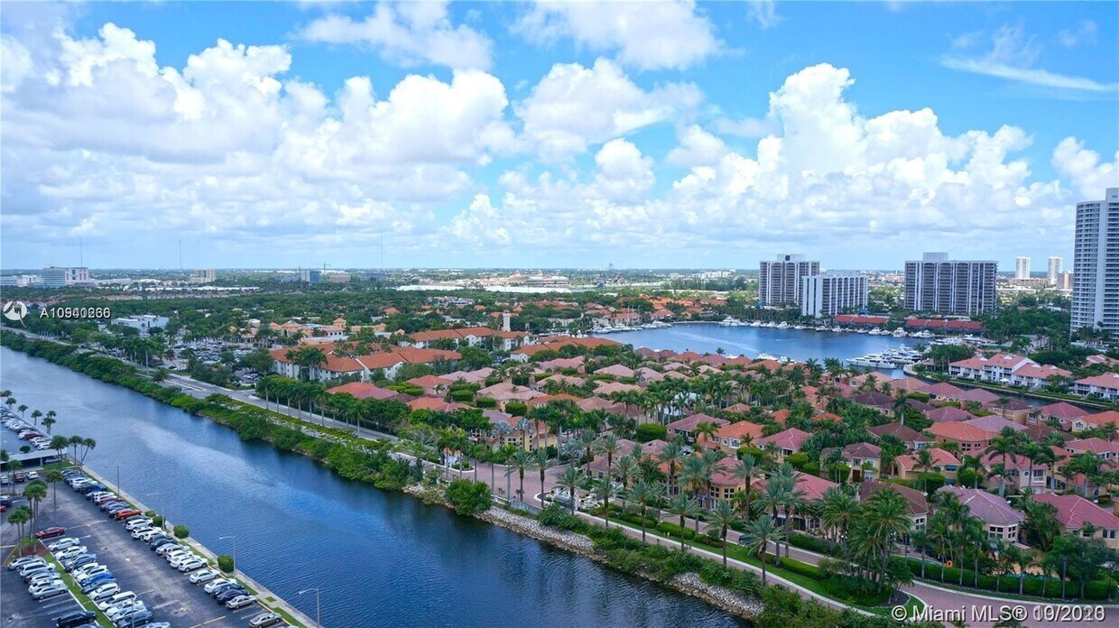 Foto principal - 20505 E Country Club Dr