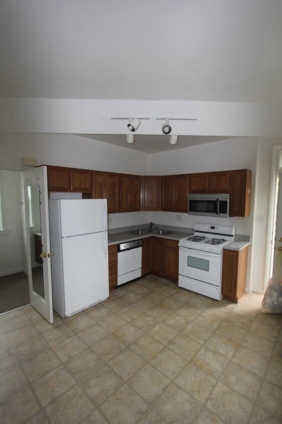 Kitchen - 6322 Victoria Ave