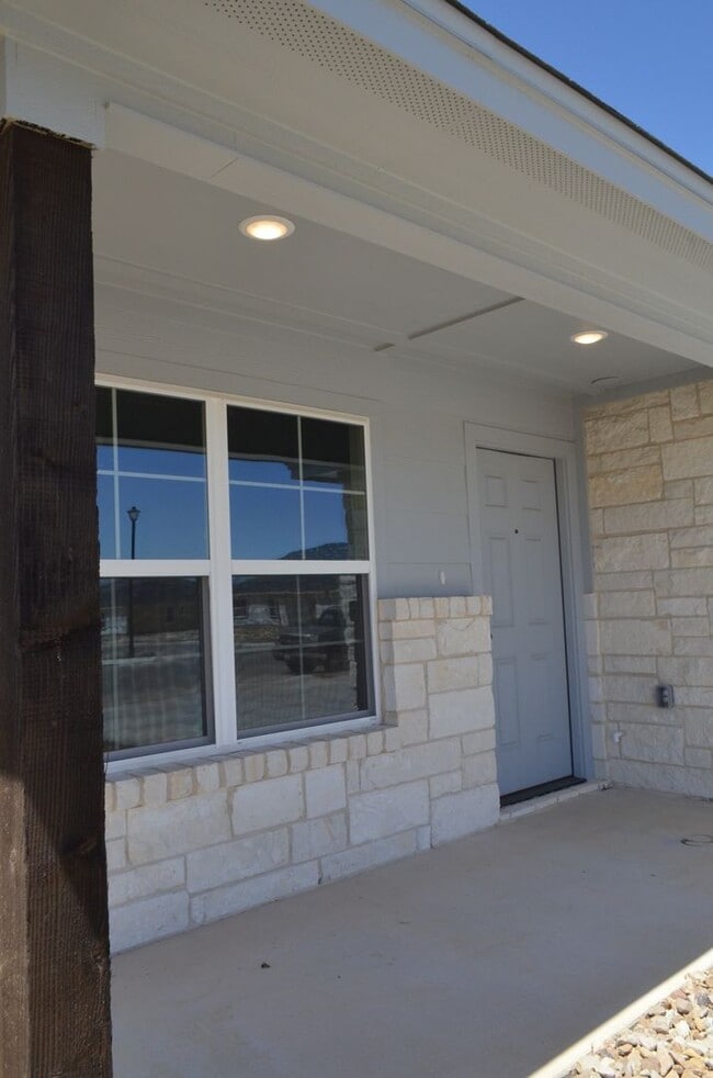 Building Photo - 1902 Castroville Trl