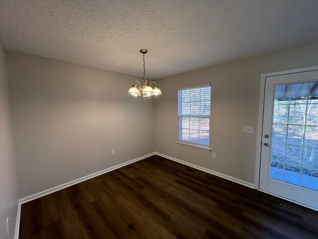 Foto del edificio - 3 Bedroom 2 Bath - Fenced-in Backyard in Christiana! Available Now!