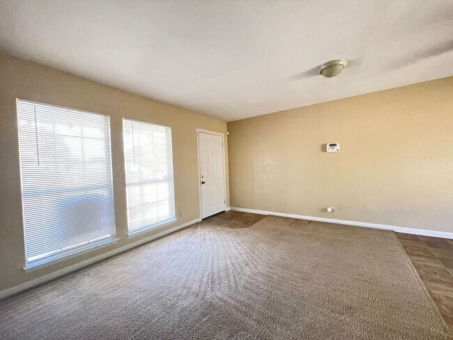 Foto del edificio - 807 W Dean Ave