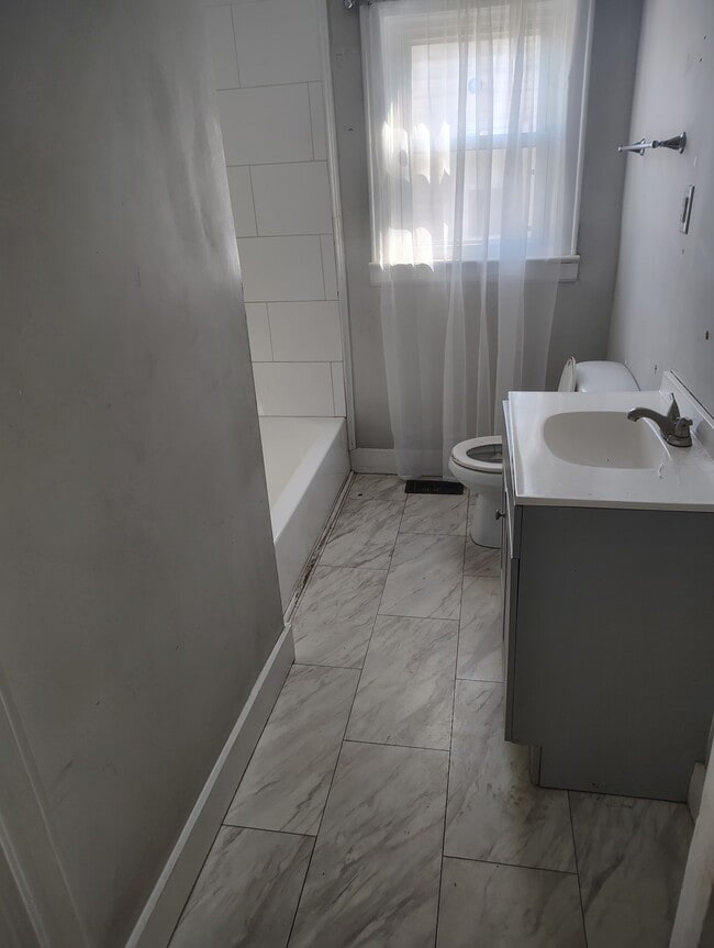 Building Photo - 204 Circle Ct