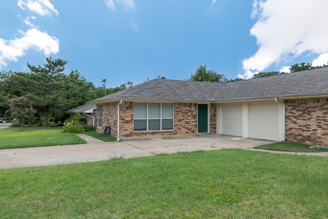 Building Photo - 1704 Kynette Dr