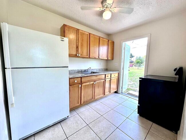 Building Photo - 1374 9th Ct