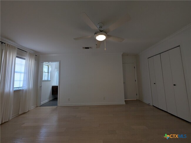 Foto del edificio - 405 Oakwood Blvd