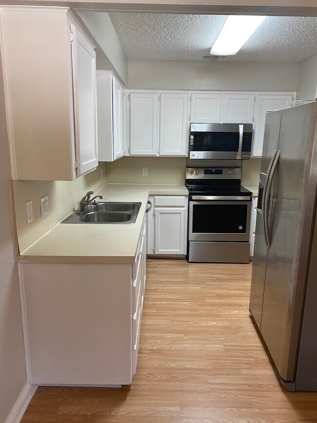 Building Photo - 816 Betty Court, Unit B