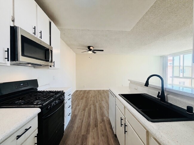 Foto del edificio - Western Serrano Ave Apartments