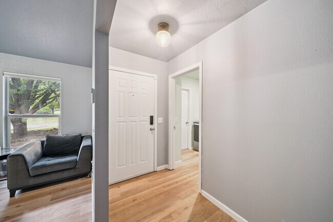 Foto del edificio - 1615 N Briarwood Dr