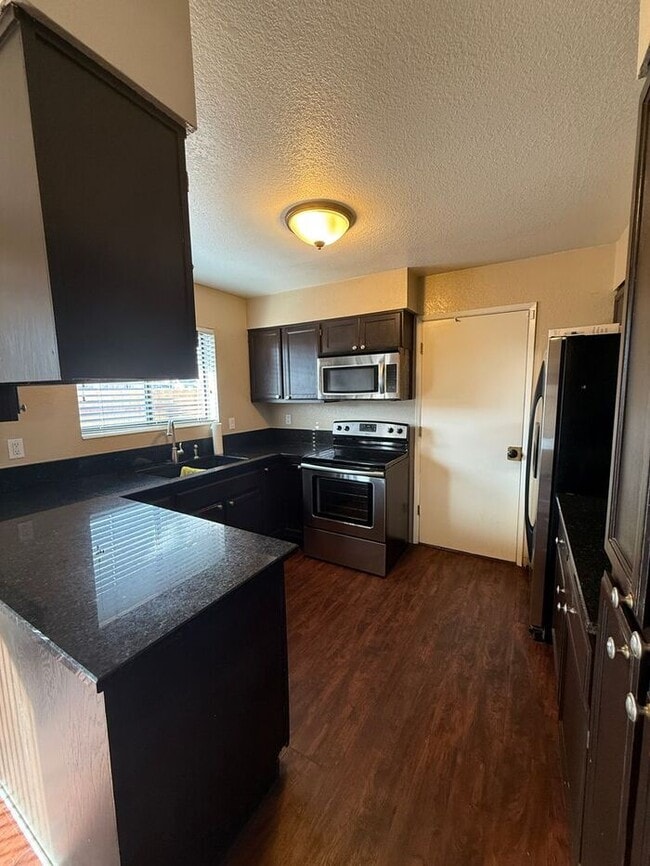 Foto del edificio - 2 BEDROOM 2BATHROOM WITH 2 CAR GARAGE IN HEART OF MIDTOWN