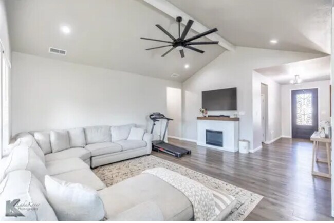 Foto del edificio - 7449 Sleepy Hollow Ln