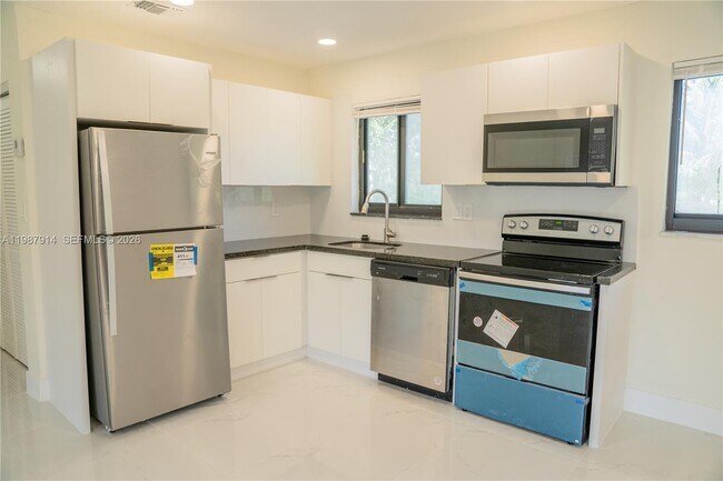 Foto del edificio - 615 NE 26th St