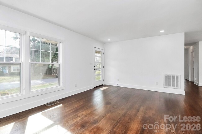 Building Photo - 4313 Maureen Dr