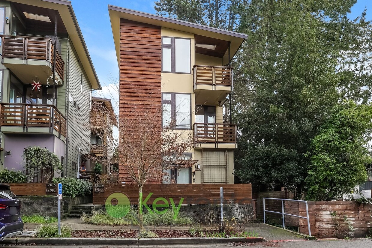 Modern Seattle Home Featuring Hardwood Floors and Style - Modern Seattle Home Featuring Hardwood Floors and Style
