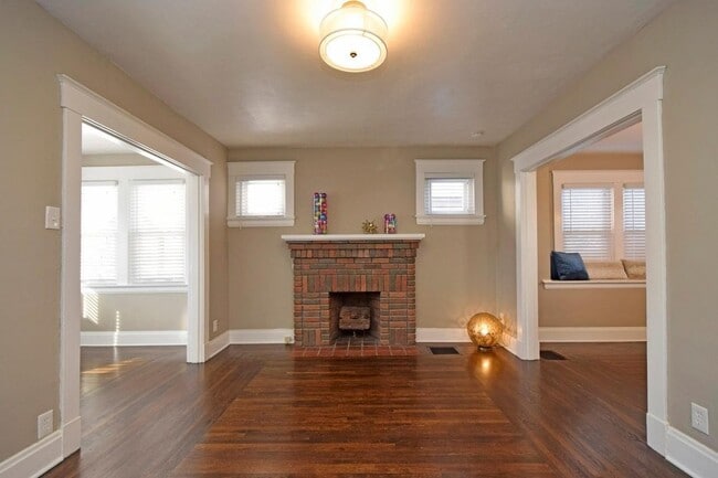 Building Photo - MADISONVILLE - Adorable 3/1  NEAR MARIEMON...