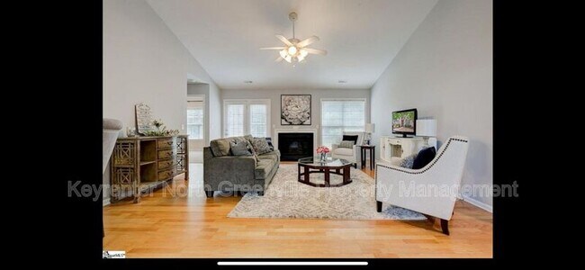 Foto del edificio - 102 Mystic Ct