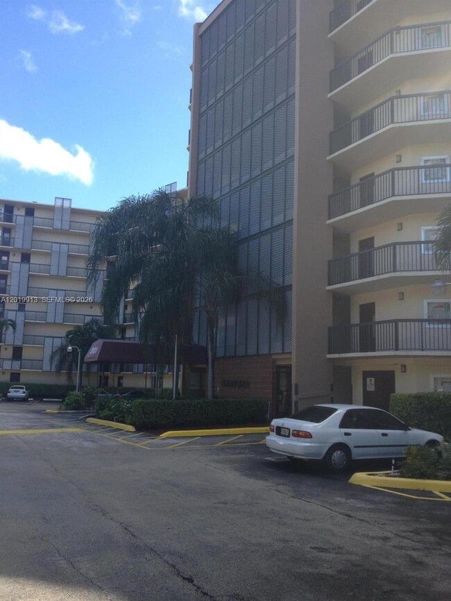 Building Photo - 3101 N Country Club Dr
