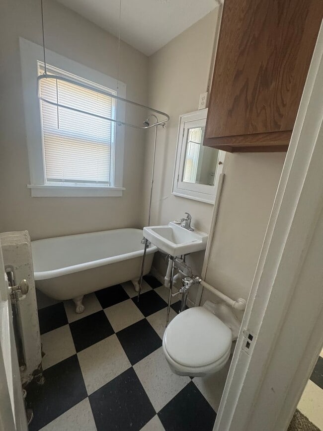 Building Photo - 2464 Harney St