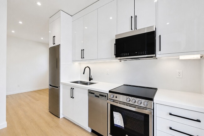 Building Photo - 159 Locksley Av