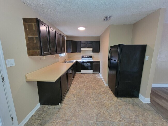 Foto del edificio - 515 Tall Pines St