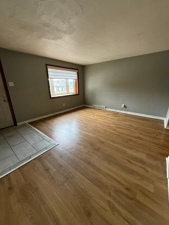 Building Photo - Brentwood-3 Bedroom Home available NOW!