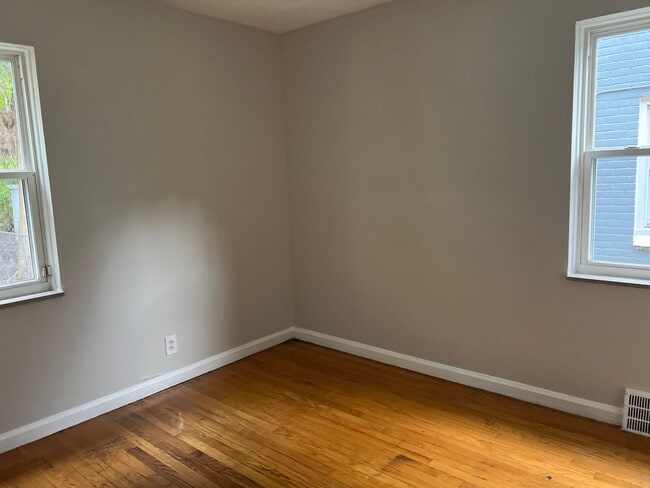 Building Photo - Charming 2-Bedroom Detroit Home with Vinta...