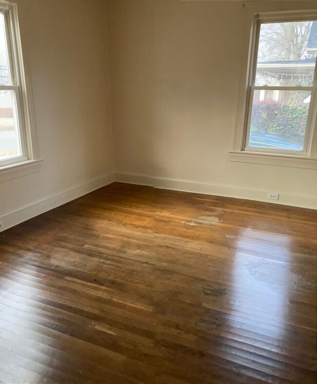 Building Photo - 2 Bedroom 1 Bath House Available to Rent f...