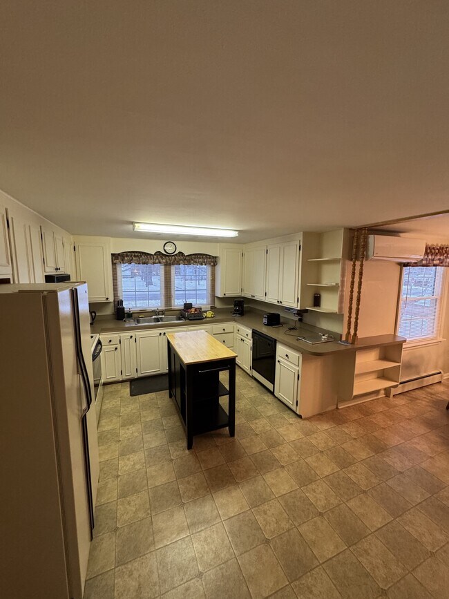 Building Photo - 53 Maple Ave