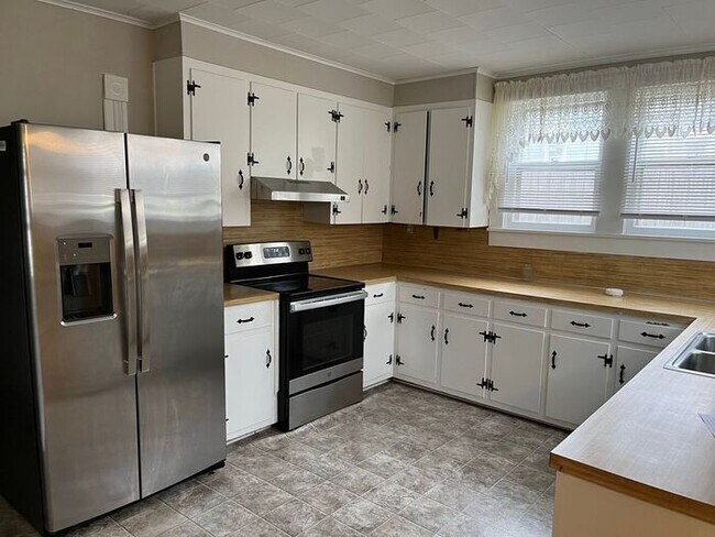Building Photo - Charming Bungalow in Spencer
