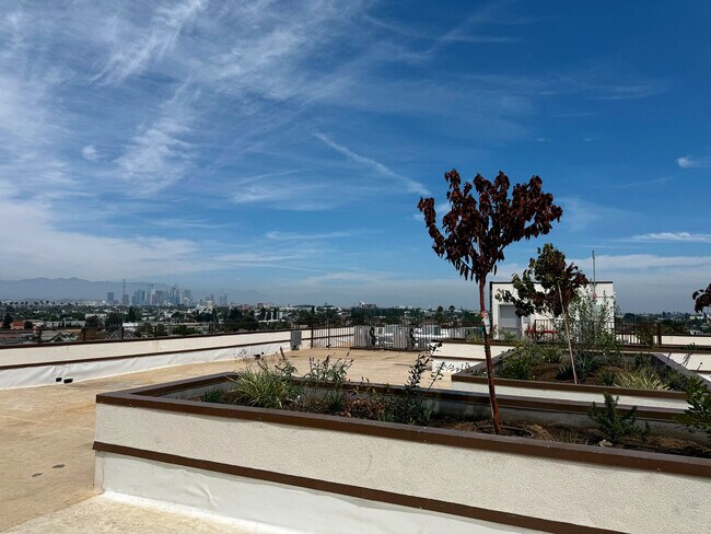 Foto del edificio - 4186 S Western Ave