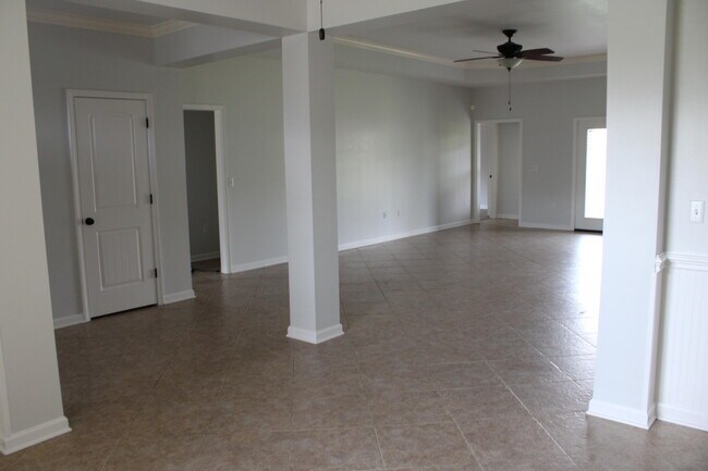 Building Photo - 135 Alicia Dr