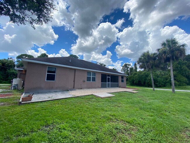 Building Photo - 4110 Polynesia Rd North Port, Florida