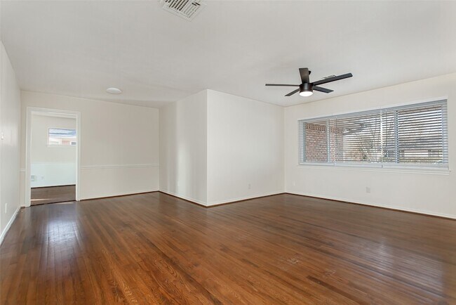 Foto del edificio - 6908 Wake Forrest Dr