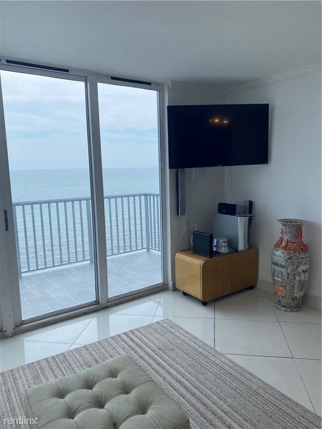 Building Photo - 2 br, 2 bath Condo - 400 N Surf Rd Ph 1