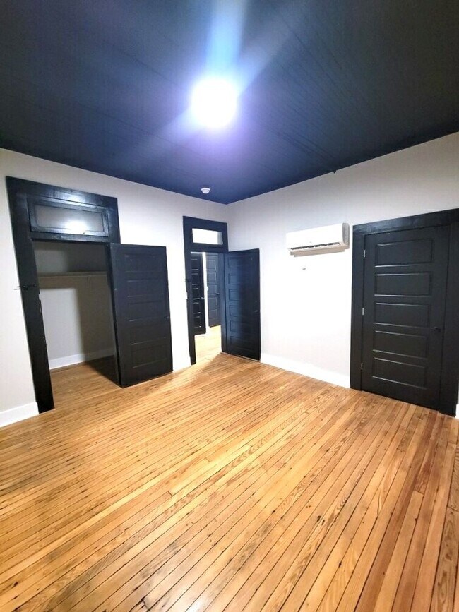 Building Photo - Newly Renovated 2 Bedroom/2 Bathroom For Rent