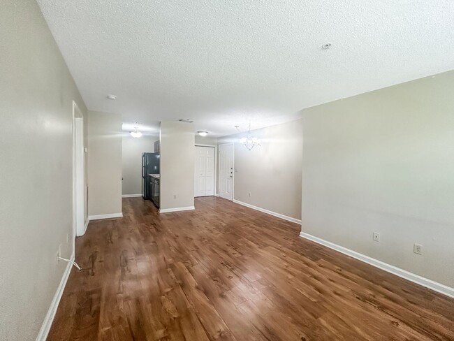 Building Photo - One Bedroom Apartment in Gated Community - Easy Highway Access!