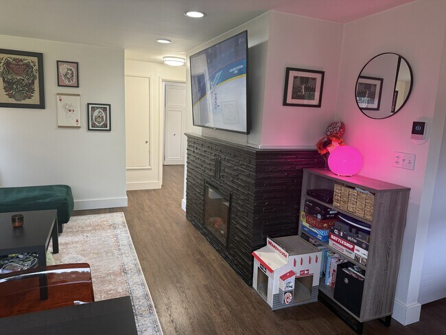 Sala de estar con chimenea eléctrica - 814 N 105th St