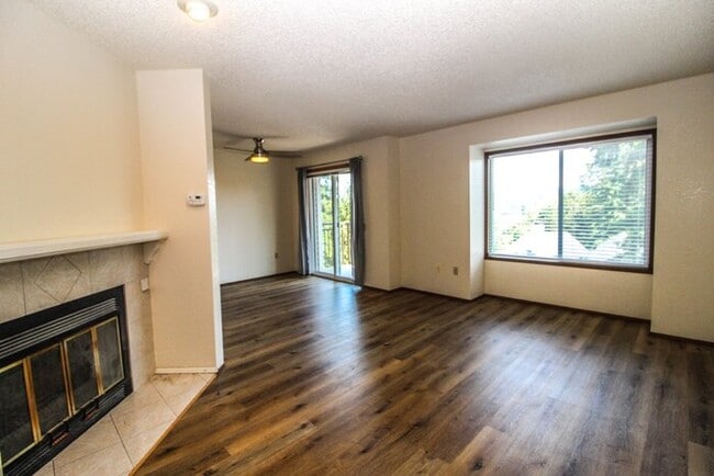 Building Photo - Move In Special!! Half off Rent! Condo with a garage. Newly Remodeled Kitchen. Laminate floors.  ...