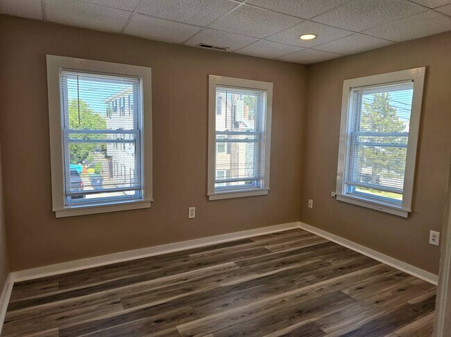 Very bright & sunny living room - 15 Brook St