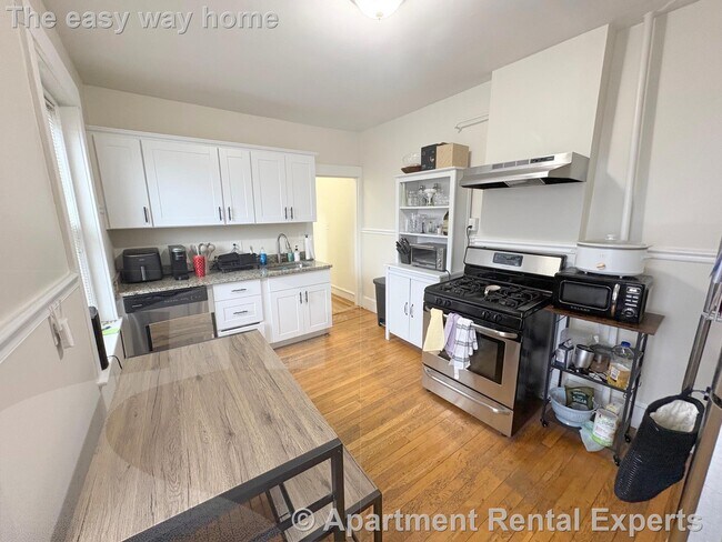 Building Photo - 489 E Broadway