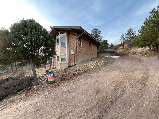 Building Photo - 5 Bedroom Home, 4.61 Acres, Available Near...