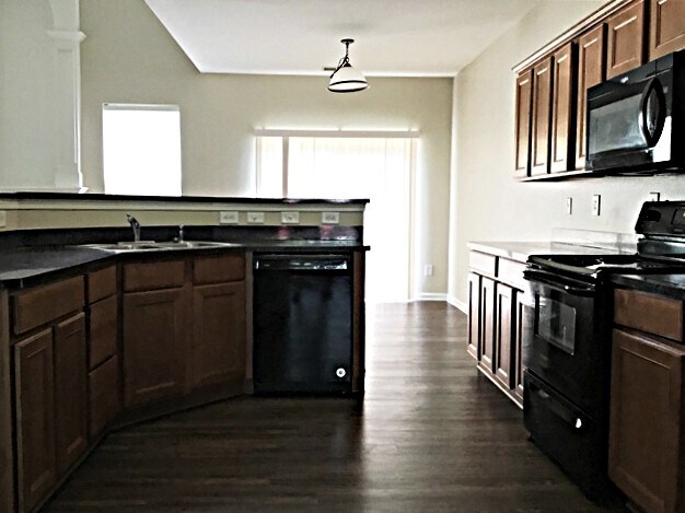 Foto del edificio - 13632 Stringfellow Ln