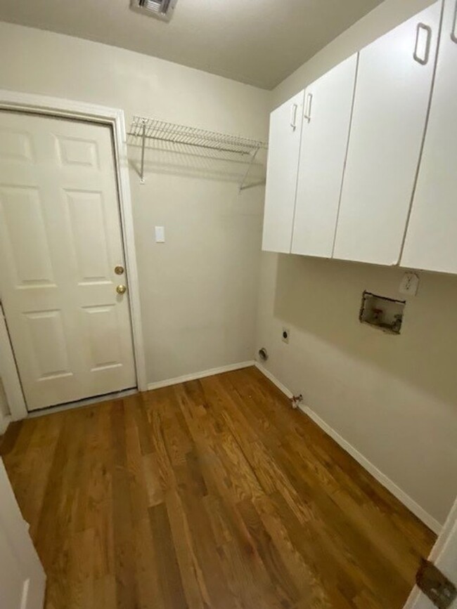 Foto del edificio - Two-Story Home, 4-5 bedrooms, 2.5 bathroom...