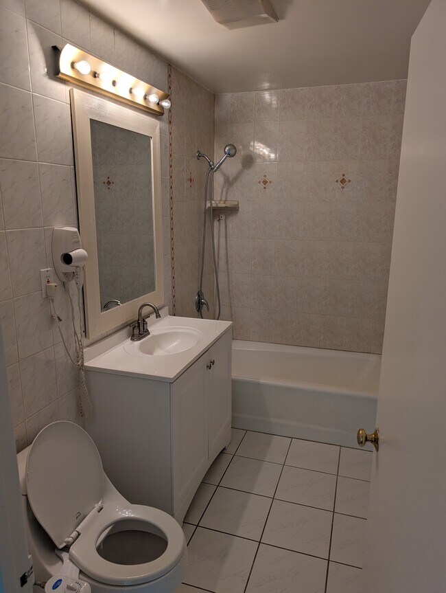 Foto del edificio - 2214 Eckhart Ave